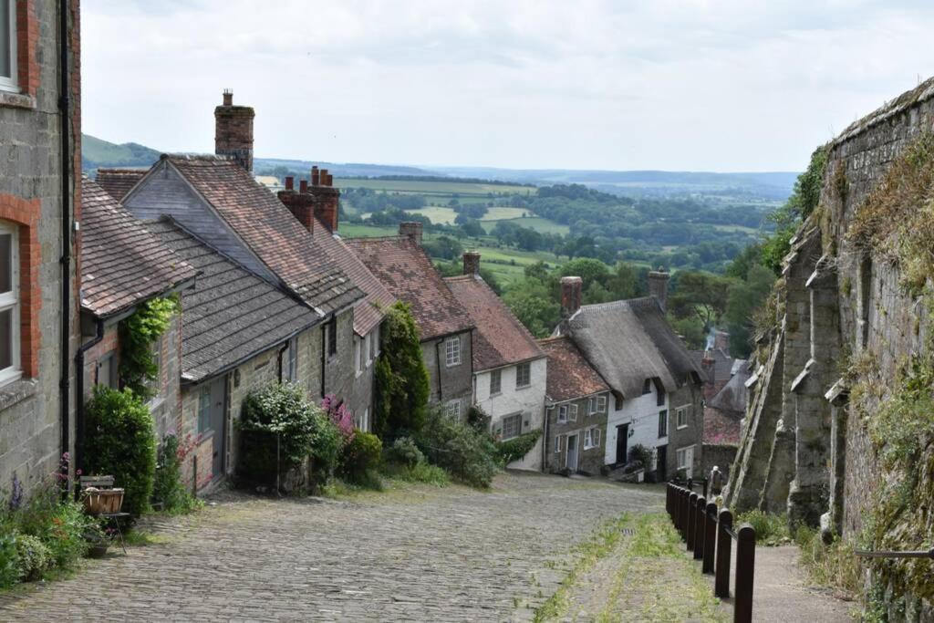 The View Villa Shaftesbury Exterior photo